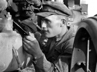 Комбайнер, стахановец МТС, комсомолец Г.К.Финк по окончании смены осматривает машину