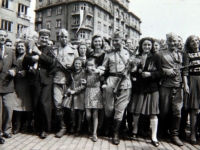 Бойцы Красной Армии среди жителей освобожденной Софии Болгария. 12 октября 1944 г. Фотограф не установлен РГАКФД