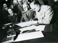 Маршал Советского Союза Г. К. Жуков подписывает декларацию о поражении Германии. Второй слева – А. Я. Вышинский. Берлин. 5 июня 1945 г. Фотограф О. Кнорринг. РГАКФД