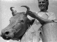 Доярка колхозной молочной фермы селения Лауб В.Шлотгалтер стоит около коровы, которую собирается доить