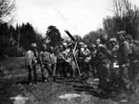 Группа солдат и офицеров Русской армии возле пулемета. Российская империя. 1914 – 1918 гг. РГАКФД. Арх. № П-188-ч/б