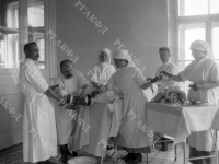 Врачи и сестры милосердия Передового отряда Красного Креста в операционной. Российская империя, Харьковская губерния, Ахтырский уезд, с. Тростянец. 1914 – 1917 гг. Фот. М.А. Латышев. РГАКФД. Арх. № 2-113426-ч/б