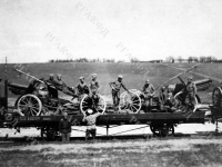 Артиллеристы у пушек, установленных на железнодорожной платформе. Российская империя. 1914 – 1918 гг. РГАКФД. Арх. № П-194-ч/б