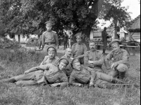 Групповой снимок офицеров. Российская империя, Харьковская губерния, Ахтырский уезд, с. Тростянец. 1914 – 1917 гг. Фот. М.А. Латышев. РГАКФД. Арх. № 2-113440-ч/б