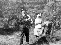 Председатель ВЦИК М.И. Калинин на покосе. РСФСР, Тверская губ. 1921 г. Фот. П.А. Оцуп. Арх. № П-355-ч/б