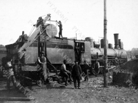 Группа железнодорожных рабочих у паровоза. Российская империя. 1914 – 1918 гг. РГАКФД. Арх. № П-195-ч/б