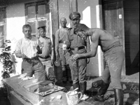 Военнослужащие Передового отряда Красного Креста за утренним туалетом. Российская империя, Харьковская губерния, Ахтырский уезд, с. Тростянец. 1914 – 1917 гг. Фот. М.А. Латышев. РГАКФД. Арх. № 2-113443-ч/б