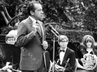 Прием Президентом США Р. Никсоном по случаю окончания гастрольной поездки Концертного духового оркестра Миннесотского университета в СССР. Президент Р. Никсон во время выступления перед началом концерта в Розовом саду Белого дома. США, г. Вашингтон. 1969 – 1975 гг. РГАКФД. Арх. № П-1852-ч/б