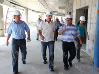 Главный тренер сборной России по хоккею З.Х. Билялетдинов (в центре) во время посещения строительных объектов олимпийского комплекса в Олимпийском парке. Российская Федерация, Краснодарский край, г. Сочи. 07.07.2011 г. РГАКФД. Арх. № 8-245-цв.