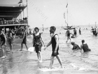 Отдыхающие на пляже острова Лидо. Италия, г. Венеция. Лето 1914 г. Фот. В.В. Левитский.  Арх. № С 2-50-ч/б