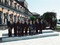 Участники встречи на высшем уровне - Федеральный Канцлер ФРГ Гельмут Коль, Председатель Европейской комиссии Жак Делор, Премьер-министр Канады Жан Кретьен, Премьер-министр Японии Томиити Мураяма, Президент Франции Франсуа Миттеран, Президент США Билл Клинтон, Председатель Совета министров Италии Сильвио Берлускони, Президент РФ Б.Н. Ельцин, Премьер-министр Великобритании Джон Мэйджор. Италия, г. Неаполь. 09.07.1994 г. Фот. Д. Соколов. РГАКФД. Арх. № 8-410-цв.