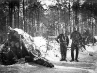 Группа солдат Русской армии в лесу у землянки. Российская империя. 1914 – 1918 гг. РГАКФД. Арх. № П-211-ч/б