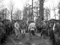 Солдаты Передового отряда Красного Креста во время танцев. Российская империя. 1917 г. Фот. М.А. Латышев. РГАКФД. Арх. № 2-113518-ч/б