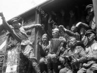 Демобилизованные советские солдаты в вагоне эшелона перед отбытием в СССР. Германия. 10.07.1945 г. Фот. В.А. Темин. Арх. № 0-357591-ч/б