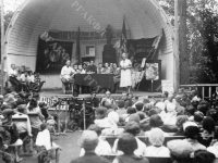 Общий вид зала и президиума пионерского слета. Украинская ССР, Днепропетровская обл., пос. Демурино. 1932 г. РГАКФД. Арх. № П-1269-ч/б