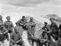 Офицеры и солдаты на передовой позиции. Российская империя. 1916 - 1917 гг. Фот. М.А. Латышев. РГАКФД. Арх. № 2-113542-ч/б