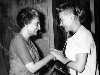 Визит министра культуры СССР Е.А. Фурцевой в Индию. Встреча премьер-министра Индии Индиры Ганди и Е.А. Фурцевой. Индия, г. Дели. Март 1969 г. РГАКФД. Арх. № П-2008-ч/б