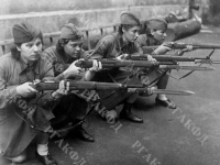 Военное обучение женщин. СССР, г. Москва. 1941 г. Фот. П.А. Оцуп. Арх. № П-395-ч/б
