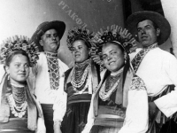 Участники одного из сельских народных хоров на 5-й Олимпиаде искусств. Украинская ССР. 1938 г. РГАКФД. Арх. № П-1285-ч/б