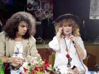 Эстрадные певцы: народная артистка СССР Алла Пугачева и Филипп Киркоров, на пресс-конференции. Российская Федерация, г. Москва. 1994 г. Фот. Г.В. Кмит. РГАКФД. Арх. № 0-4235-цв.