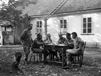 Офицеры во время игры в карты. Российская империя, Волынская губ., Ровенский уезд. 1917 г. Фот. М.А. Латышев. РГАКФД. Арх. № 2-113561-ч/б