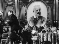 Народный артист СССР, композитор Т.Н. Хренников вручает диплом лауреата I премии  3-го Международного конкурса им. П.И. Чайковского пианисту Григорию Соколову.  Среди присутствующих: министр культуры СССР Е.А. Фурцева. СССР, г. Москва. 1966 г. РГАКФД. Арх. № П-2020-ч/б