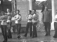 Воспитанники Орловского Бахтина кадетского корпуса во время урока танцев. В центре преподаватель В.В. Левитский. Российская империя, г. Орел. 1910 г.  Арх. № С 2-117-ч/б