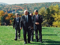 Официальный визит Президента РФ Б.Н. Ельцина в США для участия в мероприятиях, связанных с празднованием 50-летия ООН. Президент РФ Б.Н. Ельцин, Президент США Билл Клинтон и другие во время прогулки в Хайд-Парке. США, г. Нью-Йорк. 24-26.10.1995 г. Фот. Д. Соколов. РГАКФД. Арх. № 8-481-цв.