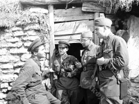 Фронтовые корреспонденты: К. Симонов, И. Зотов, Е. Кригер, И. Уткин в прифронтовой полосе в дни обороны Москвы. СССР. 1941 г. Фот. В.А. Темин. Арх. № 360467-ч/б