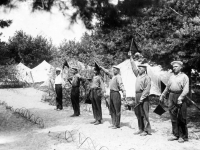 Матросы во время занятий ПВО в летнем лагере для красноармейцев. Украинская ССР, Полтавская обл., г. Кременчуг. 1938 г. РГАКФД. Арх. № П-1604-ч/б