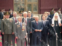 Выступление ветерана Великой Отечественной войны на праздновании Дня Победы; среди присутствующих слева направо: Министр обороны РФ, Герой Советского Союза П.С. Грачев, Первый заместитель Председателя Правительства РФ О.Н. Сосковец, Президент РФ Б.Н. Ельцин, мэр города Москвы Ю.М. Лужков, секретарь безопасности и полномочный представитель России в Чеченские республики И.П. Рыбкин, Патриарх Алексий Второй. Российская Федерация, г. Москва. 09.05.1998 г. Фот. Г.В. Кмит. РГАКФД. Арх. № 0-4381-цв.