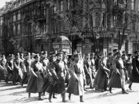 Строй офицеров Русской армии проходит по одной из улиц города. Российская империя. 1914 – 1918 гг. РГАКФД. Арх. № П-246-ч/б