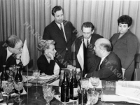 3-я сессия Межправительственной советско-венгерской комиссии по культурному сотрудничеству; министр культуры СССР, председатель советской части комиссии Е.А. Фурцева и председатель венгерской части, министр культуры и просвещения ВНР Пал Илку и др. во время беседы.  СССР, г. Москва. 22.05.1968 г. РГАКФД. Арх. № П-2110-ч/б