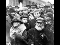 Немецкий революционный деятель, руководитель Международной организации помощи борцам революции Клара Цеткин и партизан Гражданской войны Гуляев среди курсантов Военной школы имени ВЦИК. СССР, г. Москва. 1922 г. Фот. П.А. Оцуп. Арх. № П-432-ч/б