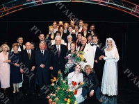 Посещение Президентом РФ Б.Н. Ельциным с супругой Н.И. Ельциной спектакля «Жертва века» в постановке Московского академического театра им. Вл. Маяковского. Президент Р.Ф. Б.Н. Ельцин в окружении актеров театра. Российская Федерация, г. Москва. 27.03.1996 г. Фот. Д. Соколов. РГАКФД. Арх. № 8-581-цв.