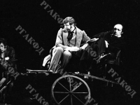 Сцена из спектакля «Дорога» в постановке Московского драматического театра на Малой Бронной. В ролях: Ноздрев - Л.К. Дуров, Чичиков - А.Л. Мартынов, в роли автора - М.М. Козаков. СССР, г. Москва. 1980 г. Фот. Г.В. Кмит. РГАКФД. Арх. № 0-368125-ч/б