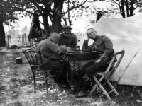 Офицеры Русской армии во время отдыха за столом у палатки. Российская империя. 1914 – 1918 гг. РГАКФД. Арх. № П-249-ч/б