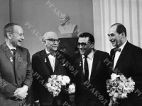 Лауреаты Ленинской премии в области литературы и искусства за 1967 год:  народный художник РСФСР Ю.И. Пименов, народный артист СССР, главный режиссер  Театра им. Евг. Вахтангова Р.Н. Симонов, народный артист СССР, композитор К.А. Караев и  народный артист СССР, художественный руководитель Ансамбля народного танца СССР И.А. Моисеев. СССР, г. Москва. 1967 г. РГАКФД. Арх. № П-2196-ч/б