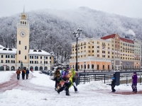 Вид здания и территории пятизвездочного отеля «Radisson Hotel Rosa Khutor»на территории горнолыжного курорта «Роза Хутор» в Красной Поляне. Российская Федерация, Краснодарский край, г. Сочи, пос. Красная Поляна. 20.01.2013 г. РГАКФД. Арх. № 8-349-цв.
