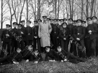Преподаватель Орловского Бахтина кадетского корпуса В.В. Левитский  с кадетами на прогулке (групповой портрет). Российская империя, г. Орел. 1910 г.  Арх. № С 2-137-ч/б