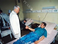 Рабочая поездка Президента РФ Б.Н. Ельцина по Ставропольскому краю. Президент РФ Б.Н. Ельцин во время посещения больницы г. Буденновска. Российская Федерация, Ставропольский край. 17.04.1996 г. Фот. Д. Соколов. РГАКФД. Арх. № 8-597-цв.