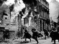 Советские солдаты во время одного из уличных боев. Германия, г. Берлин. 1945 г. Фот. В.А. Темин. Арх. № 0-362051-ч/б