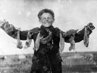 Ученик 7-го класса Москаленко демонстрирует пойманных тушканчиков - вредителей сельского хозяйства. Украинская ССР, Одесская обл. 1938 г. РГАКФД. Арх. № П-1661-ч/б