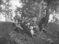 Члены Орловского фотографического общества на пленэре.  Российская империя, г. Орел. 1908 год. Фот. В.В. Левитский.  Арх. № С 2-140-ч/б