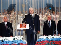 Торжественная церемония вступления в должность вновь избранного Президента РФ Б.Н. Ельцина (инаугурация) в Кремлевском дворце съездов. Президент РФ Б.Н. Ельцин дает клятву на Конституции РФ. Среди присутствующих: Председатель Правительства РФ В.С. Черномырдин,  Председатель Совета Федерации ФС РФ Е.С. Строев, Председатель Гос. Думы ФС РФ Г.Н. Селезнев. Российская Федерация, г. Москва. 09.08.1996 г. Фот. Д. Соколов. РГАКФД. Арх. № 8-687-цв.