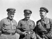 Командарм 2-го ранга Г.М. Штерн, Маршал МНР Х. Чойбалсан и командующий комкор 1-й армейской группы Г.К. Жуков в районе боевых действий. Монголия, р. Халхин-Гол. 1939 г. Фот. В.А. Темин. Арх. № 0-366399-ч/б