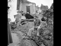 1-119901-ч/б Пленный американский пилот, подполковник Жамес Линдберг Хиуз (сбитый над Ханоем 5 мая 1967 г.) на развалинах разрушенного дома. Вьетнам Северный (ДРВ), г.Ханой. 1967-1969гг. Фот. Соболев В.