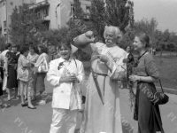 Актрисы Н.А. Ильина, В.А. Федотова среди участников XX Всесоюзного кинофестиваля на одной из улиц г. Тбилиси. Грузинская ССР, г. Тбилиси. 1987 г. Фот. Г.В. Кмит. РГАКФД. Арх. № 0-373470-ч/б