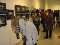 Посетители осматривают экспозицию