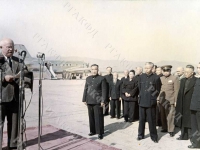 Выступление первого секретаря ЦК КПСС Н.С. Хрущева в аэропорту во время визита советской делегации в КНР.  Китай. 1954 г. Фот. Д. Бальтерманц. РГАКФД. Арх. № П-2855-цв.